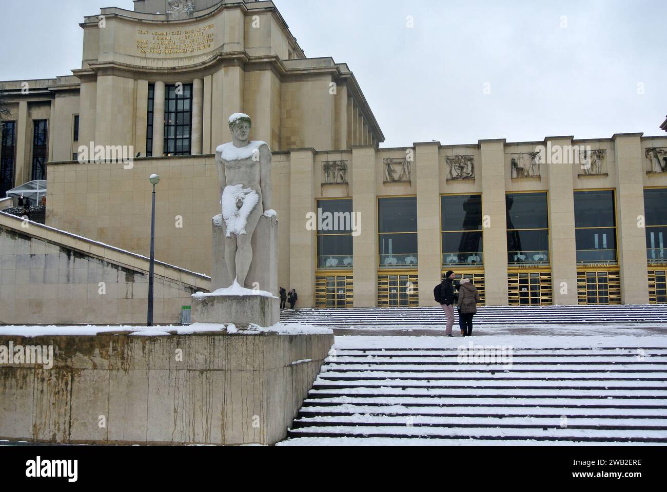 Neige inattendue à Paris. Jardin du Trocadéro avec sculptures en pierre et palais de Chaillot recouvert de neige. Banque D'Images