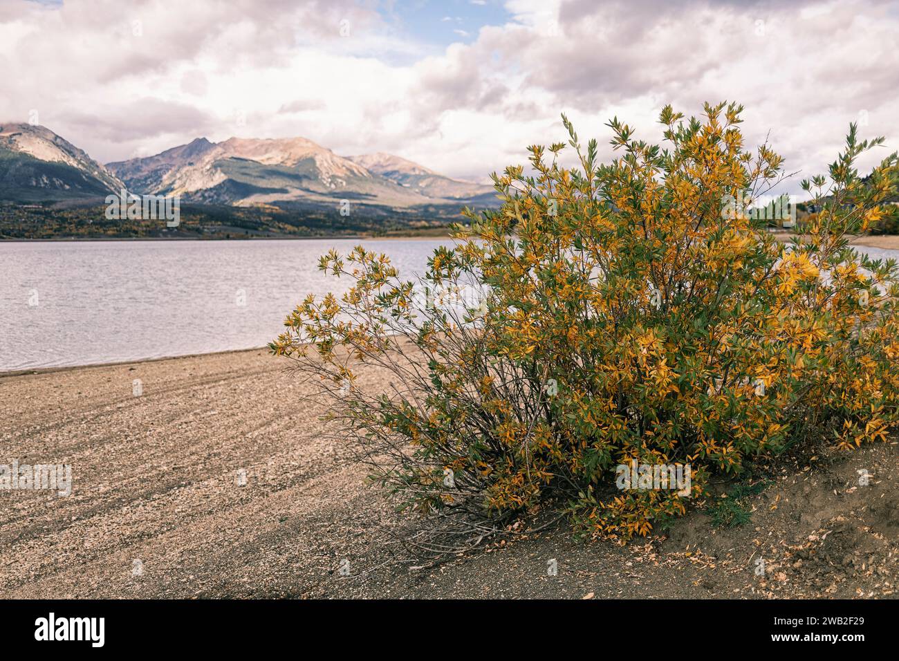 Paysage d'automne tranquille avec montagnes, lac et ciel Banque D'Images