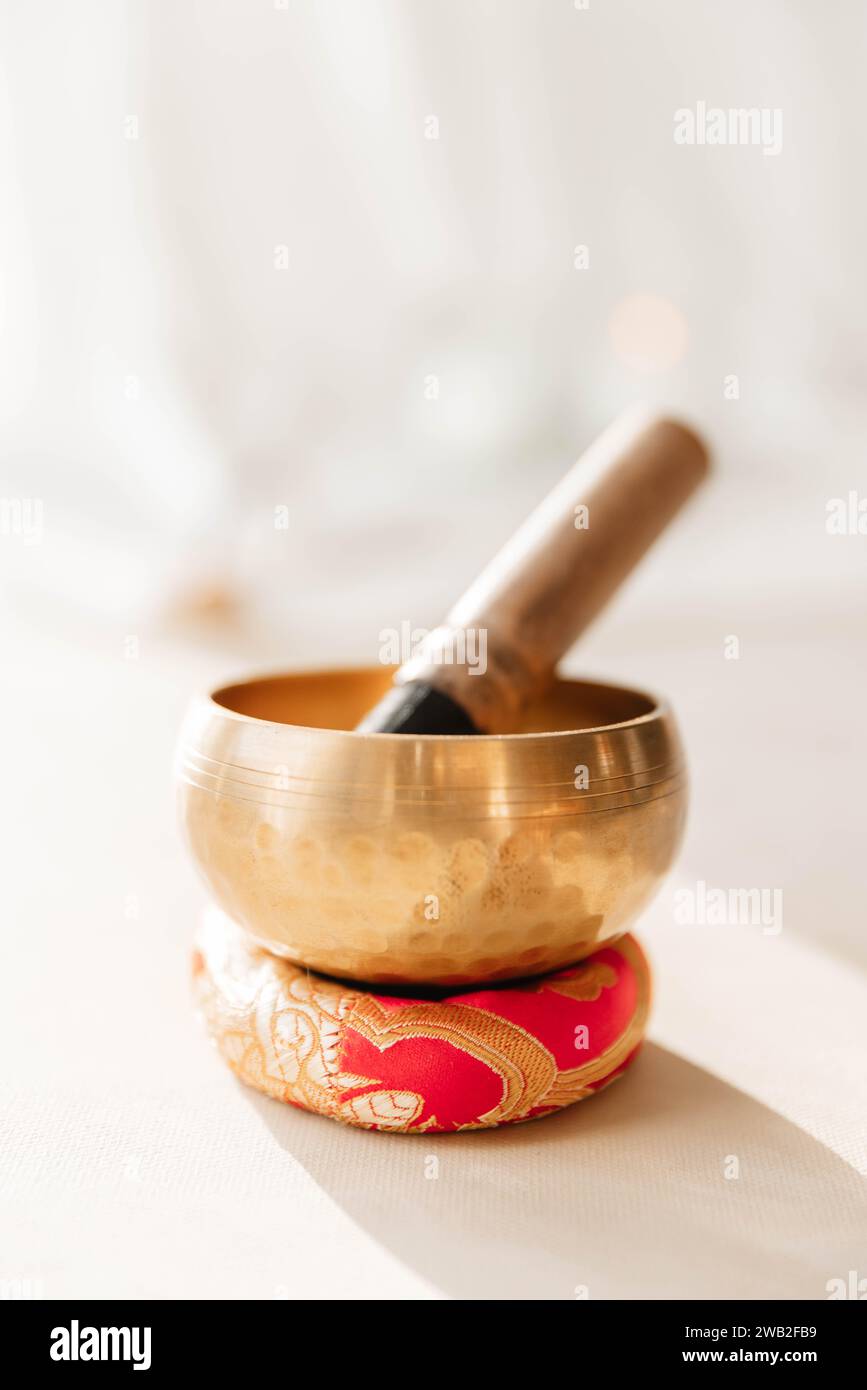 Wellness Tibetan Sound Bowl dans l'espace blanc Banque D'Images