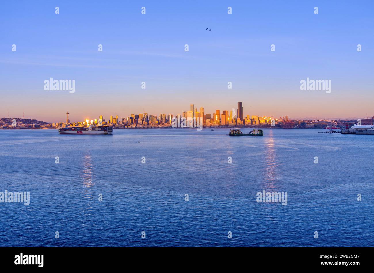 Les gratte-ciel du front de mer de Seattle au coucher du soleil en décembre Banque D'Images