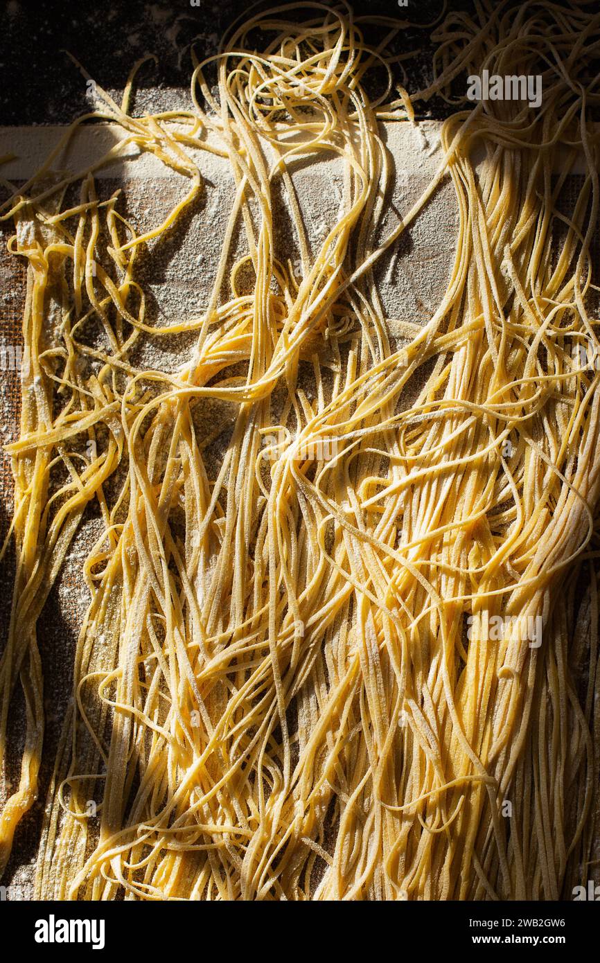 Pâtes spaghetti fraîches en lumière vive Banque D'Images