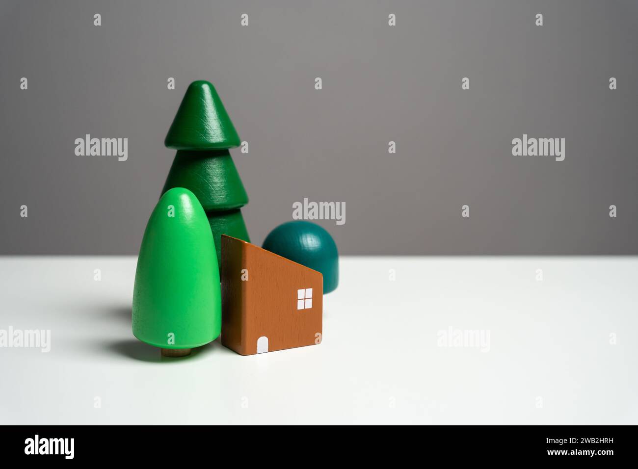 Maison forestière entourée d'arbres, figurines de jouets. Établissements éloignés. Loisirs actifs et tourisme. Respect de l'environnement et unité avec la nature. Ha Banque D'Images