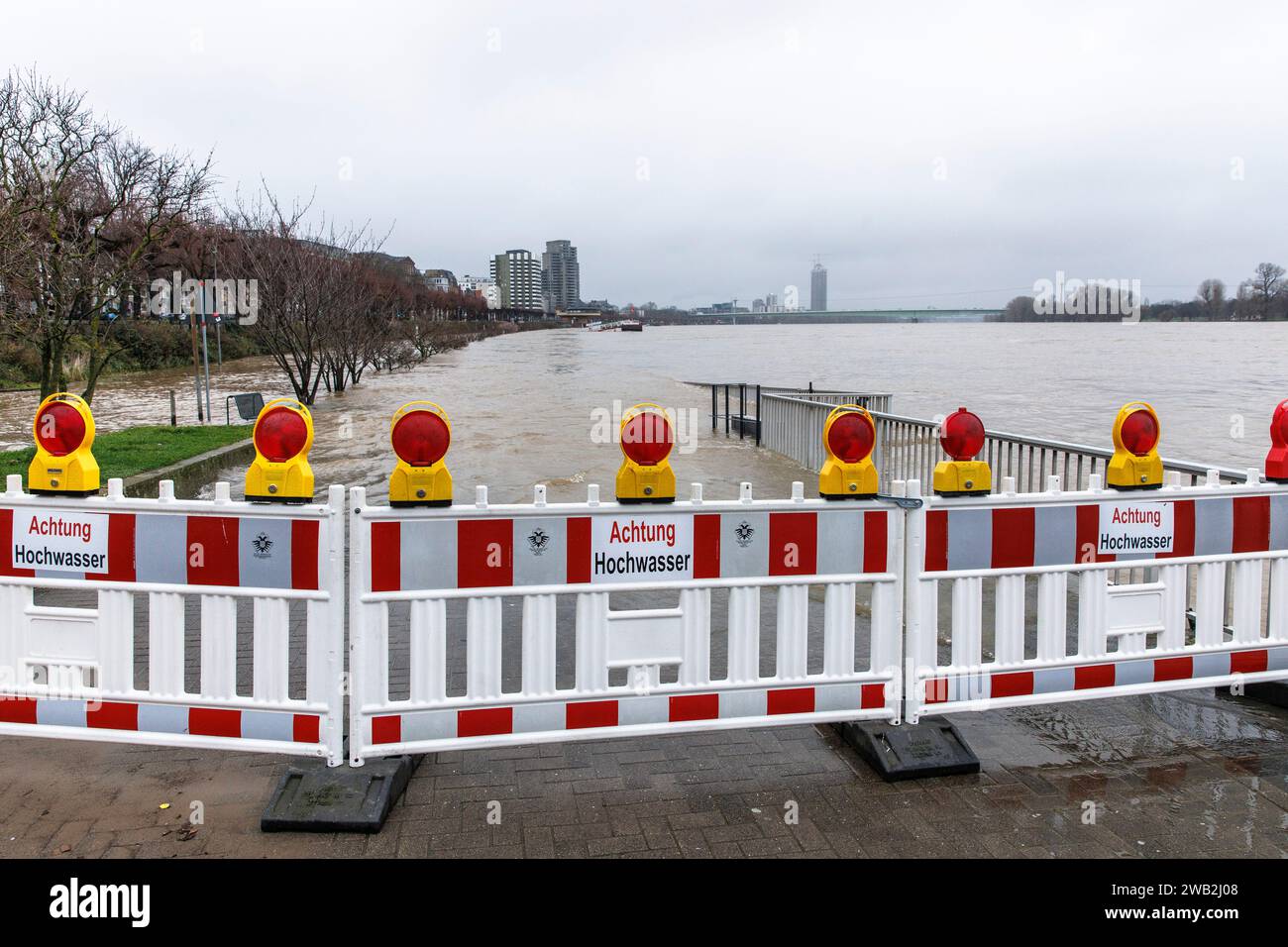 Cologne, Allemagne, 6 janvier. 2024, crue du Rhin à Konrad-Adenauer-Ufer. Koeln, Deutschland, 6. Janvier 2024, Hochwasser des Rheins am Ko Banque D'Images
