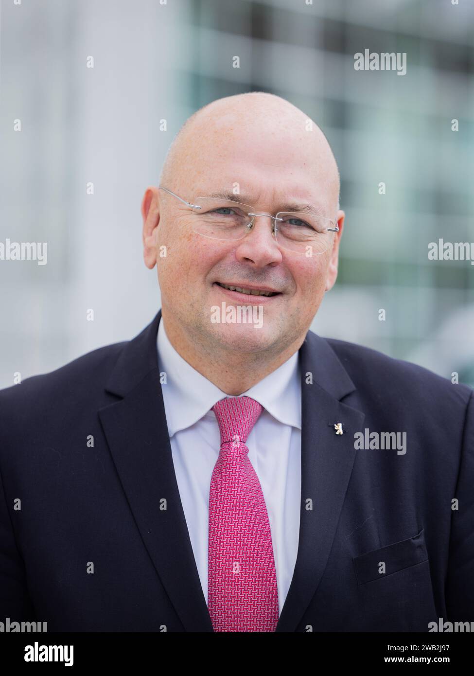 Cologne, Allemagne. 08 janvier 2024. Arne Schönbohm, président de l’Académie fédérale d’administration publique (BAköV) et représentant spécial pour la modernisation du paysage fédéral de la formation, photographié devant le Centre des congrès Koelnmesse en marge de la conférence annuelle de l’Association allemande de la fonction publique (dbb). Crédit : Rolf Vennenbernd/dpa/Alamy Live News Banque D'Images