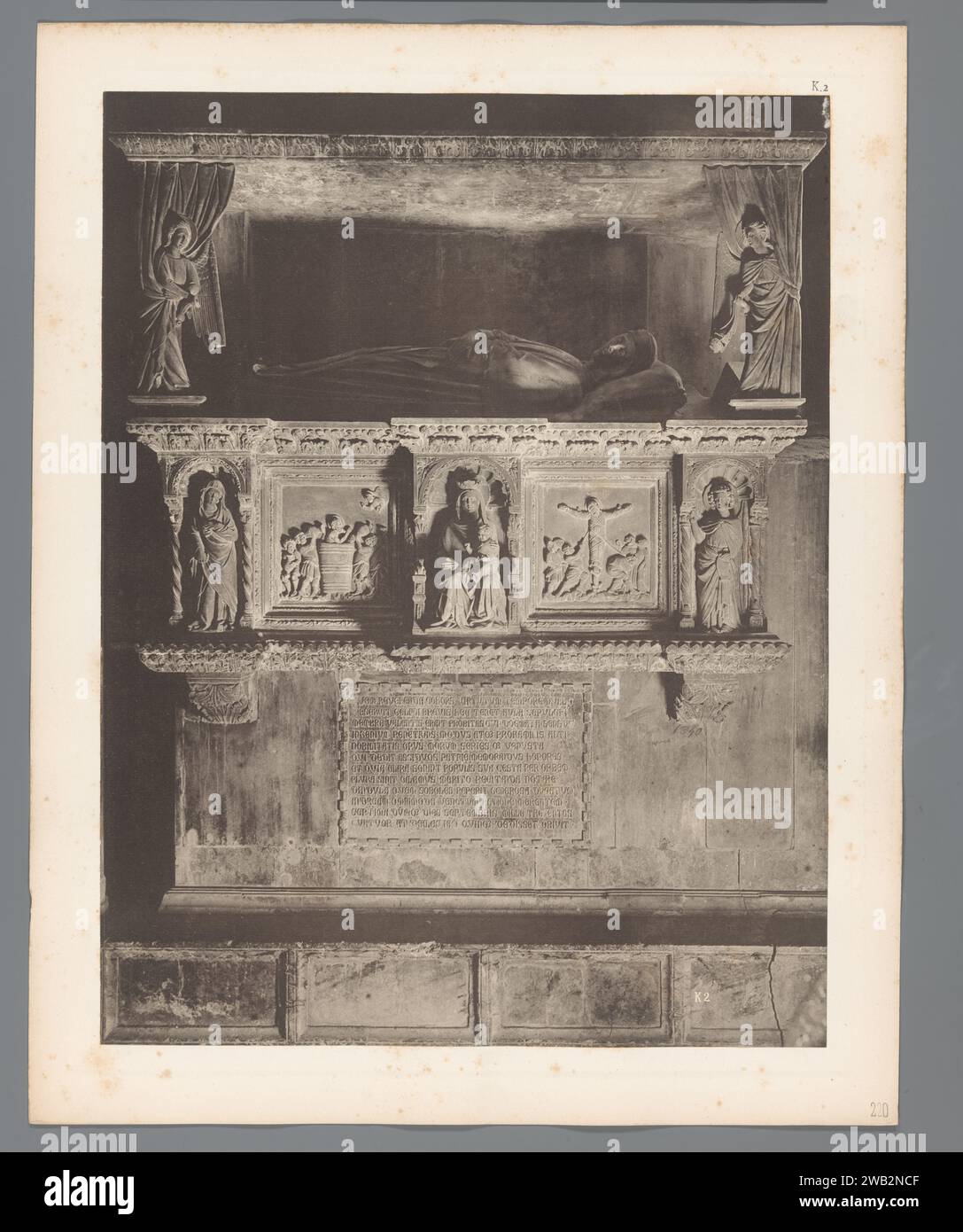Graftombe dans le San Marco à Venise, Carl Heinrich Jacobi, c. 1880 - dans ou avant 1885 impression photomécanique cette impression fait partie d'une couverture avec 79 impressions sur 53 feuilles et 2 magazines de texte. Tombe collotype papier de Venise, tombe. Intérieur de l'église Basilique de San Marco Banque D'Images