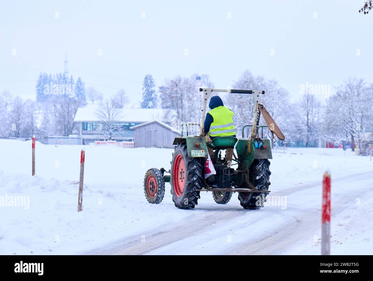 Un agriculteur rentre chez lui après avoir manifesté pour des subventions au diesel et une exonération fiscale pour les véhicules agricoles dans l'agriculture à Marktoberdorf, en Allemagne, le 8 janvier 2024. © Peter Schatz / Alamy Live News Banque D'Images