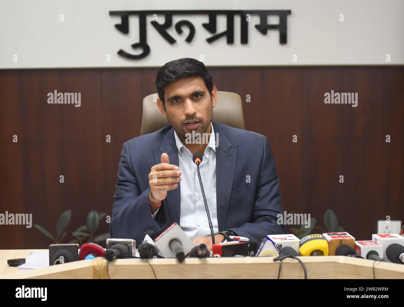 Gurugram, Inde. 02 janvier 2024. GURUGRAM, INDE - JANVIER 2 : le commissaire adjoint, Nishant Kumar Yadav, prononce une conférence de presse sur les projets en cours dans la ville et la planification de 2024, dans la salle de conférence du Mini Secrétariat, le 2 janvier 2024 à Gurugram, en Inde. (Photo de Parveen Kumar/Hindustan Times/Sipa USA ) crédit : SIPA USA/Alamy Live News Banque D'Images