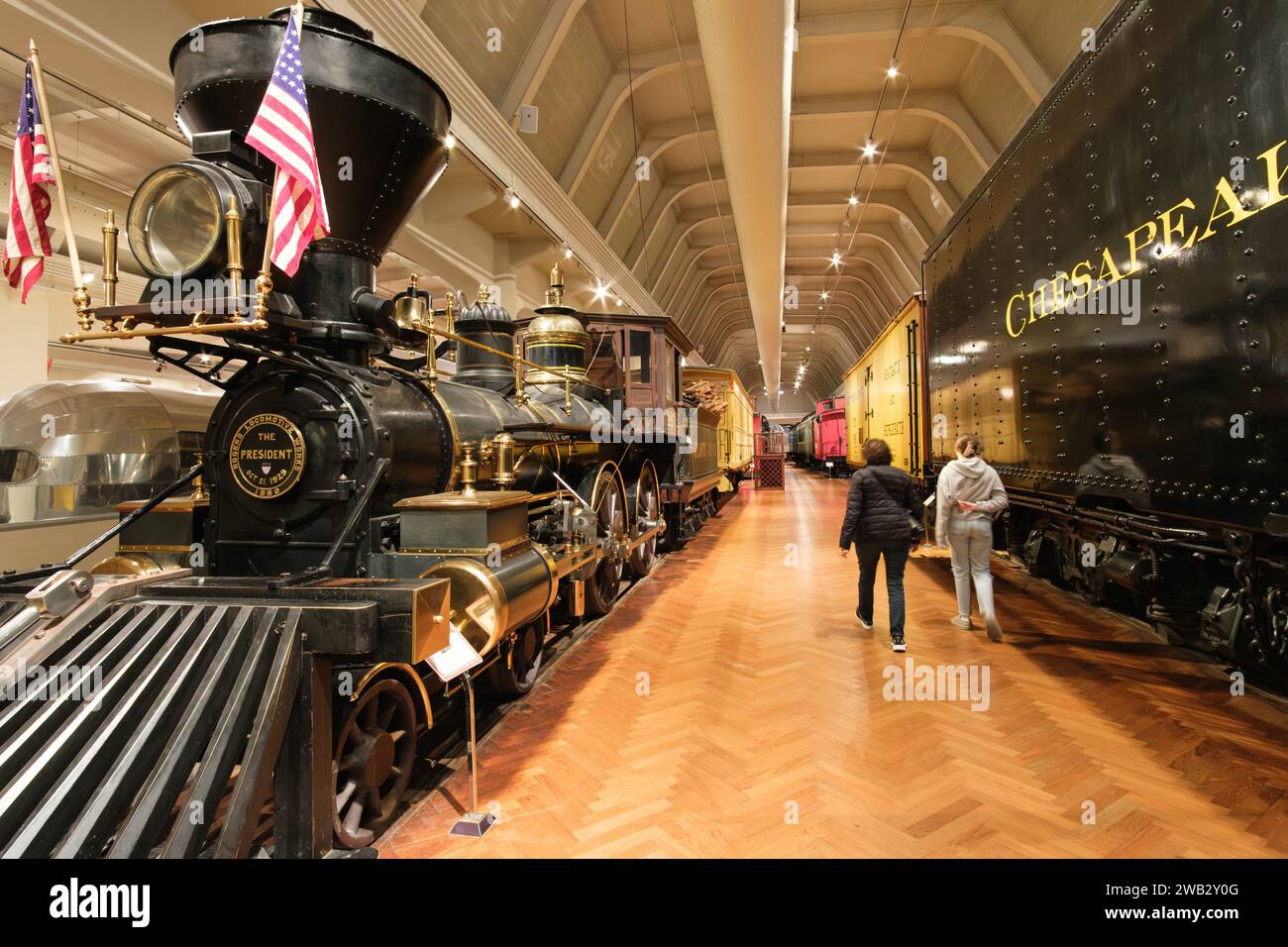 À droite, la locomotive à vapeur à bois Rogers 4-0-0 1858, The President, au Henry Ford Museum of American innovation Banque D'Images