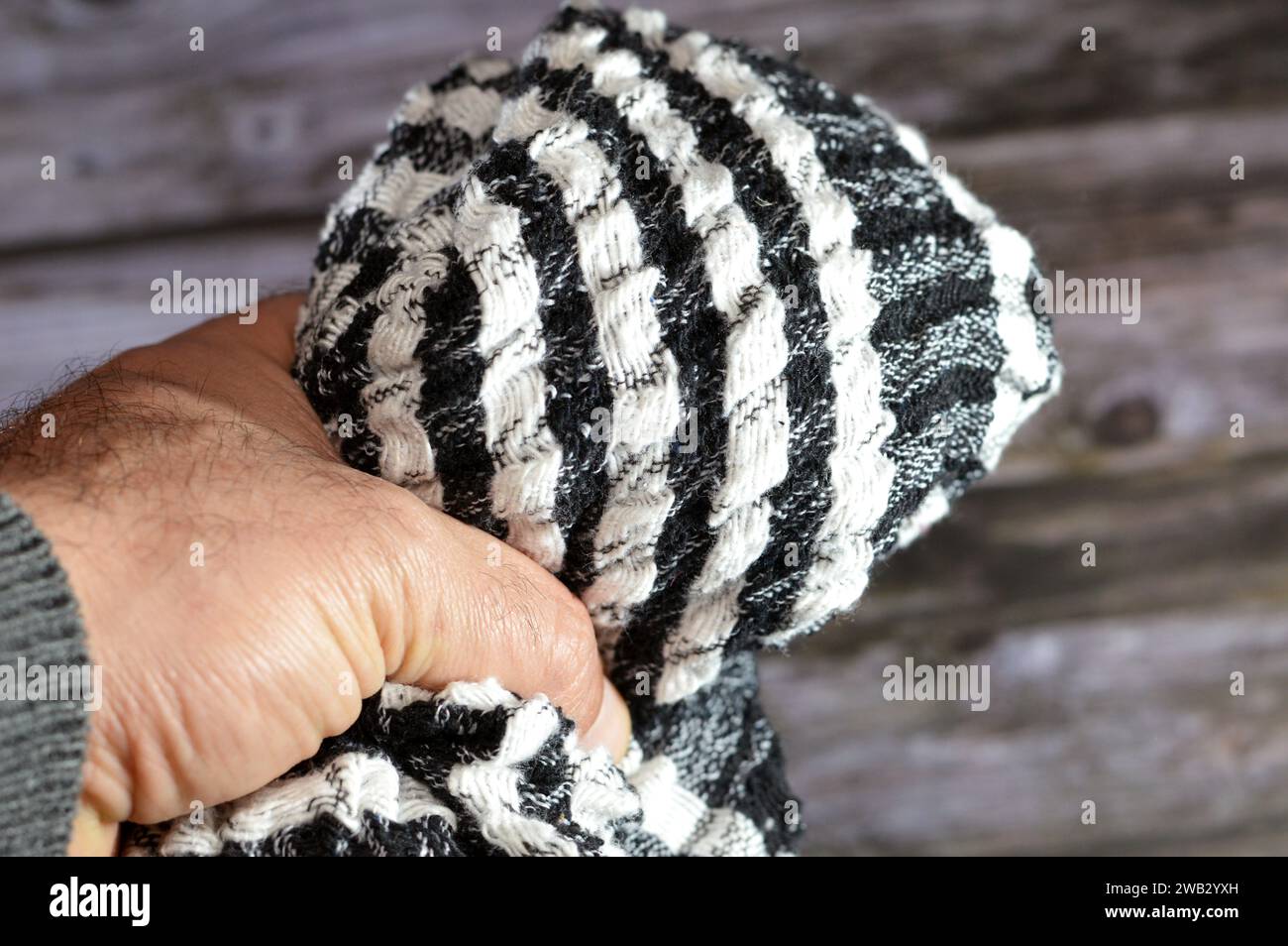 Le keffiyeh palestinien, un foulard noir et blanc à motifs distinctifs qui est généralement porté autour du cou ou de la tête, un symbole de la nationali palestinienne Banque D'Images