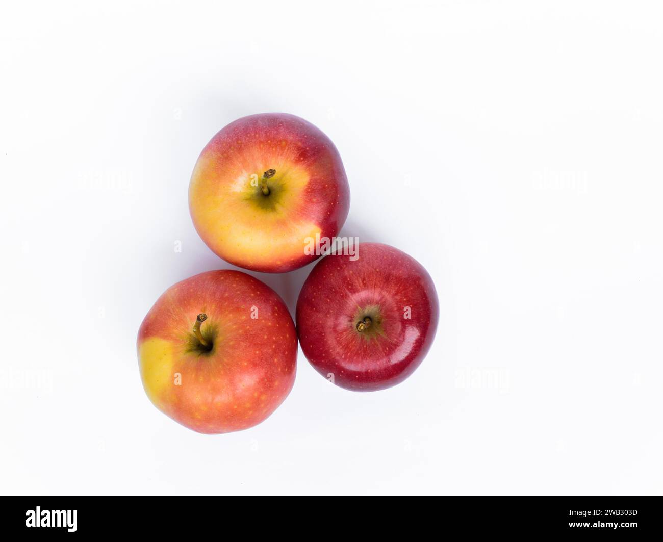 Vue de dessus de trois pommes rouges mûres de Gala isolées sur fond blanc Banque D'Images