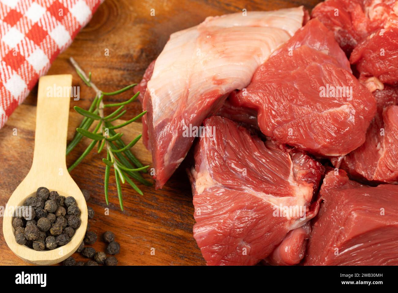 morceaux de bœuf cru, gros plan, sur une planche à découper Banque D'Images