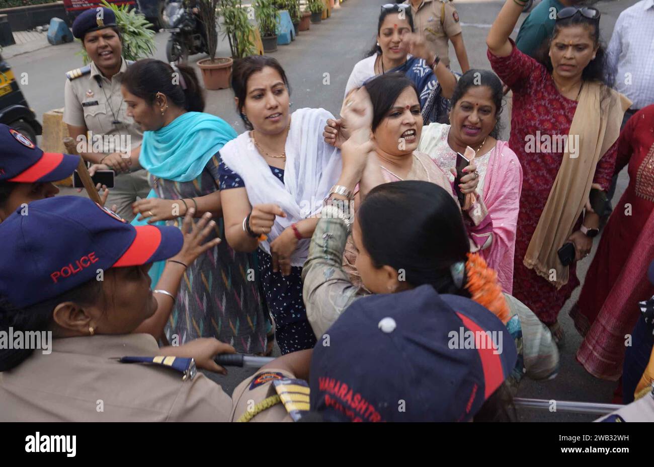 Mumbai, Inde. 05 janvier 2024. MUMBAI, INDE - JANVIER 4 : manifestation du BJP Mahila Morcha contre les propos offensants du député du PCN Jitendra Awad sur Lord Rama à Shirdi, devant la maison de Jitendra Ahwad à Thane. La police a arrêté les manifestants le 4 janvier 2024 à Mumbai, en Inde. Jitendra Awad. Awad a fait cette remarque lors d'une fonction à Shirdi, Maharashtra. « Lord Rama n’était pas végétarien. Il n'était pas végétarien. Où trouve-t-on de la nourriture végétarienne après avoir passé quatorze ans dans la forêt », a-t-il demandé. (Photo de Praful Gangurde/Hindustan Times/Sipa USA ) crédit : SIPA USA/Alamy Live News Banque D'Images