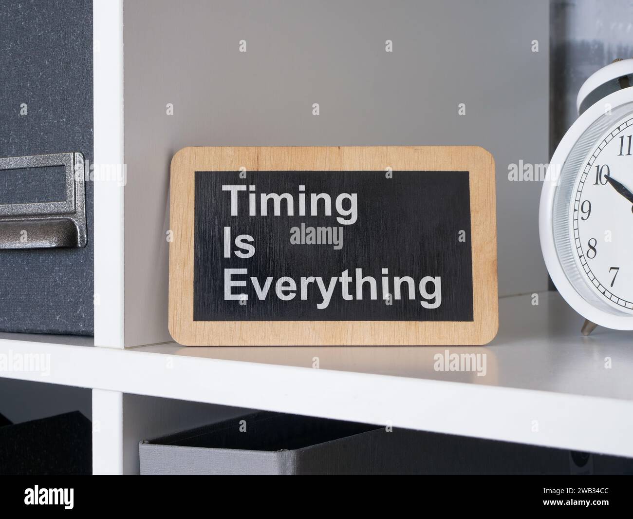 Le timing est tout. Signez avec un devis motivant. Banque D'Images