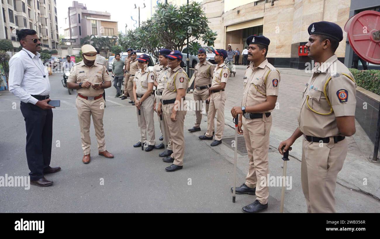 Mumbai, Inde. 05 janvier 2024. MUMBAI, INDE - JANVIER 4 : la sécurité de la police est observée devant la maison de Jitendra Ahwad à Thane après que le député du PCN Jitendra Awad ait fait des remarques offensantes sur Lord Rama à Shirdi, le 4 janvier 2024 à Mumbai, en Inde. Jitendra Awad. Awad a fait cette remarque lors d'une fonction à Shirdi, Maharashtra. « Lord Rama n’était pas végétarien. Il n'était pas végétarien. Où trouve-t-on de la nourriture végétarienne après avoir passé quatorze ans dans la forêt », a-t-il demandé. (Photo de Praful Gangurde/Hindustan Times/Sipa USA ) crédit : SIPA USA/Alamy Live News Banque D'Images