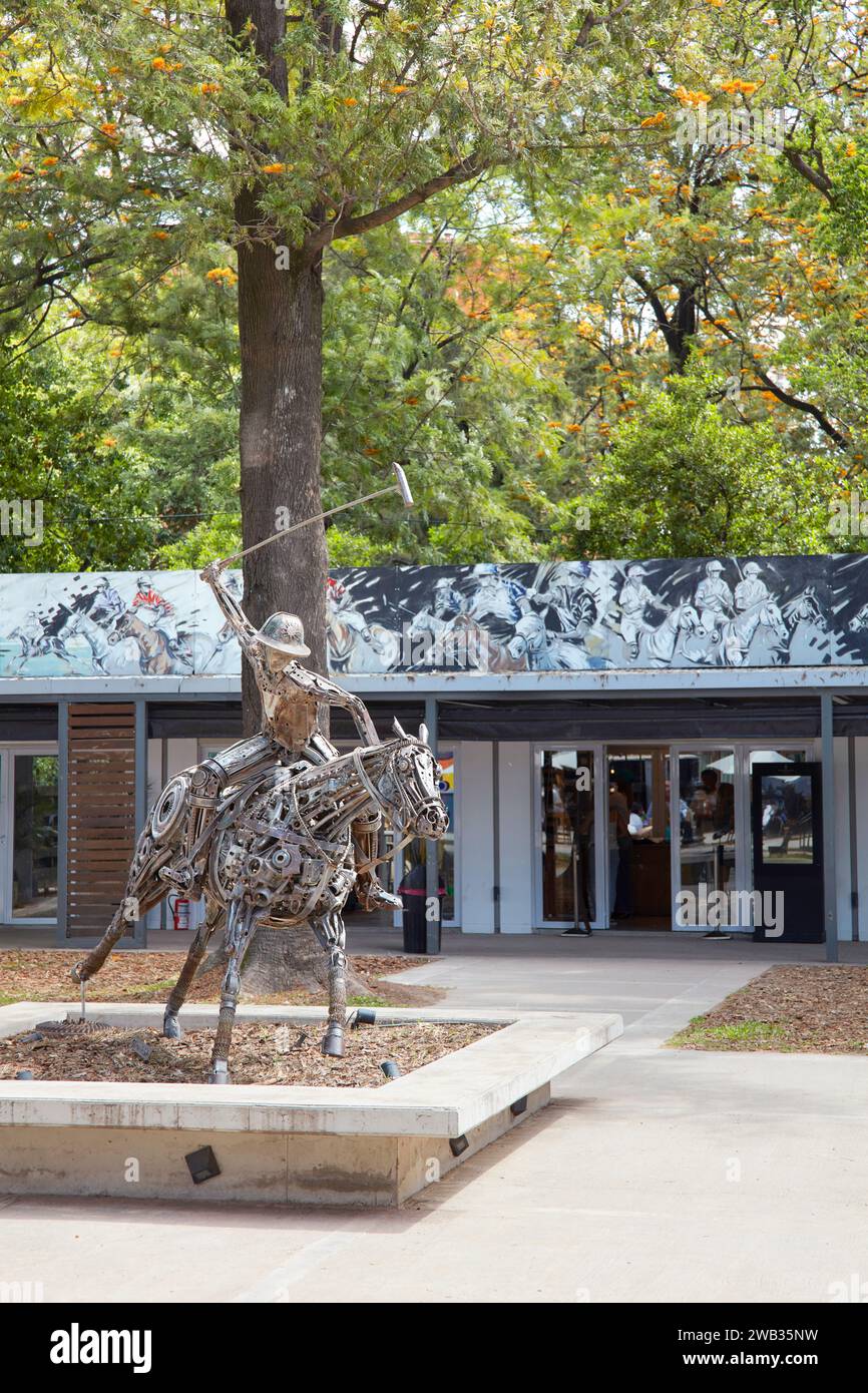 Sculpture en acier d'un joueur de polo au Campo Argentino de Polo, Buenos Aires, Argentine. Banque D'Images