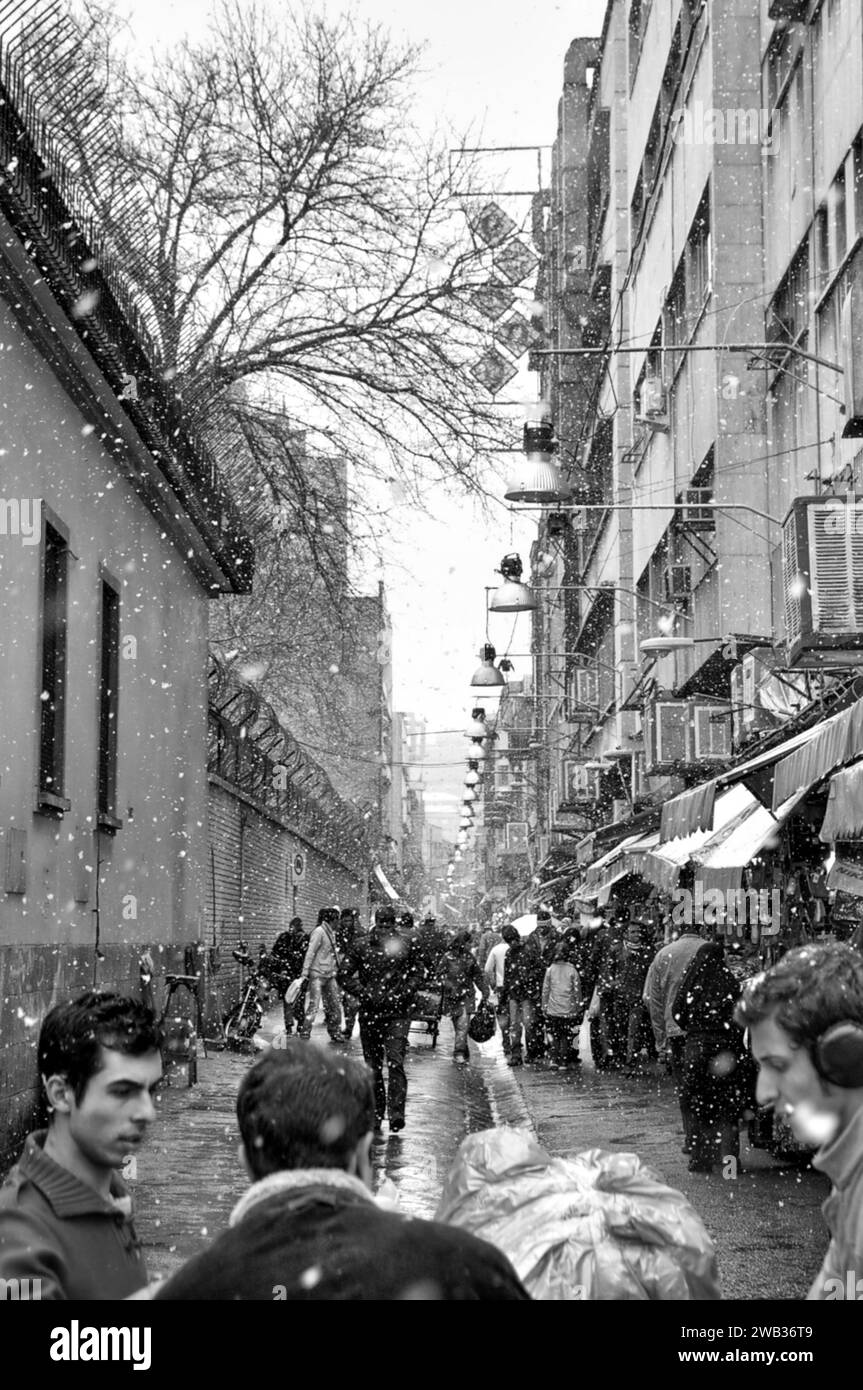 Scène de rue enneigée près de la place Imam Khomeini, Téhéran, Iran. Banque D'Images