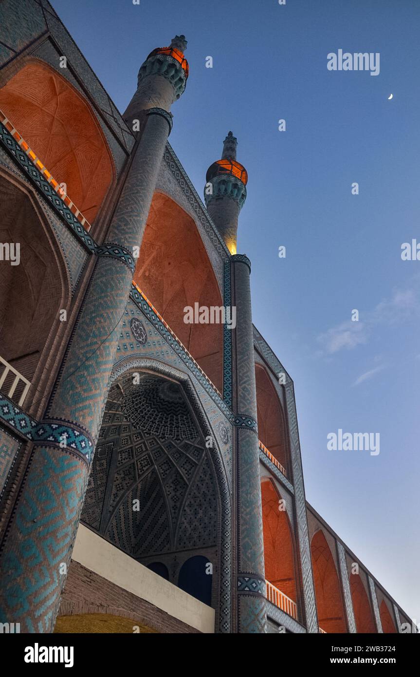 Gros plan (détail) du takyeh du complexe Amir Chakhmaq au coucher du soleil avec un croissant de lune à Yazd, Iran. Banque D'Images