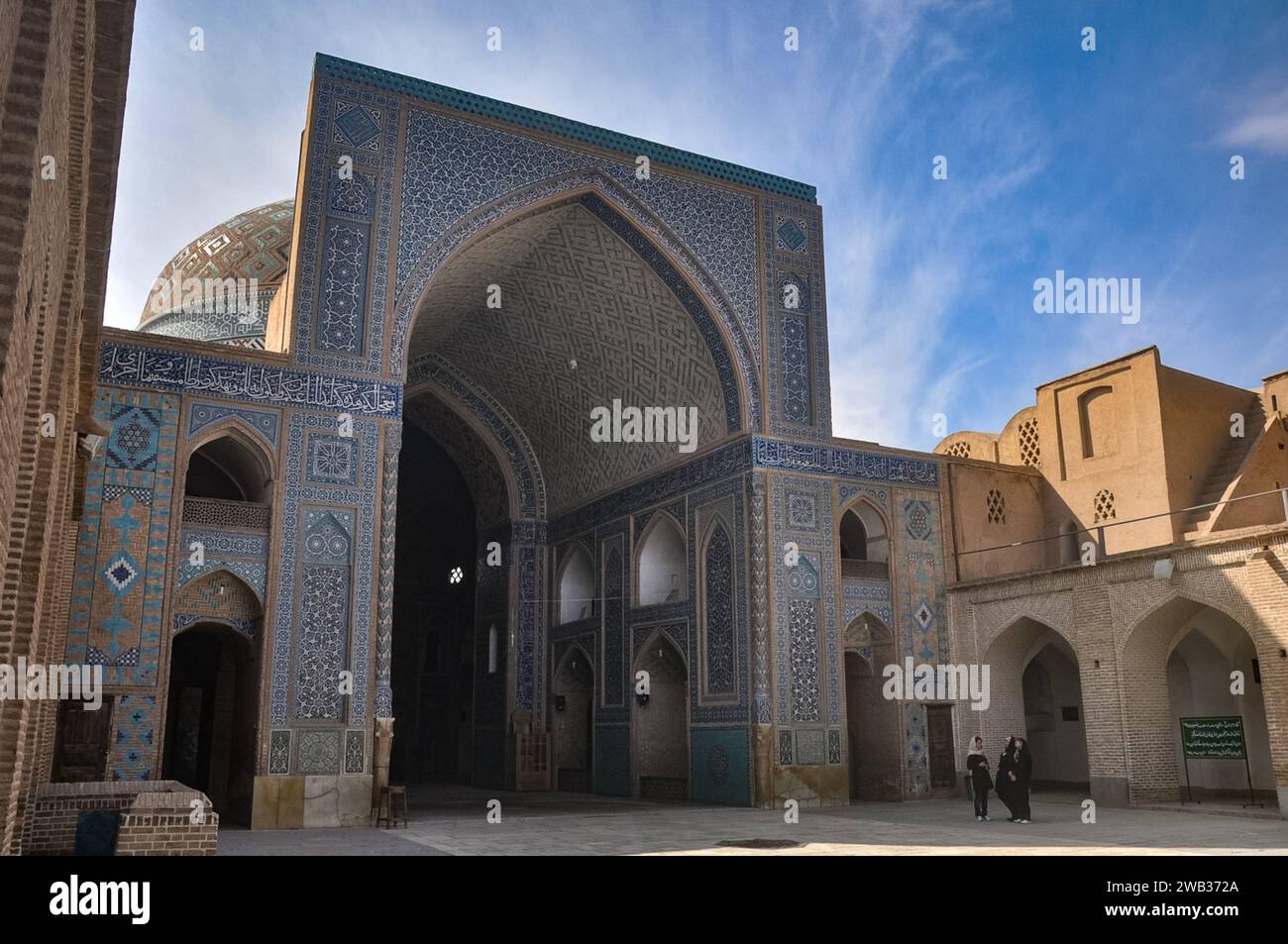 Dôme et entrée de la chambre Mihrab depuis la cour intérieure de la mosquée Jameh du 12e siècle de Yazd, Iran. Banque D'Images