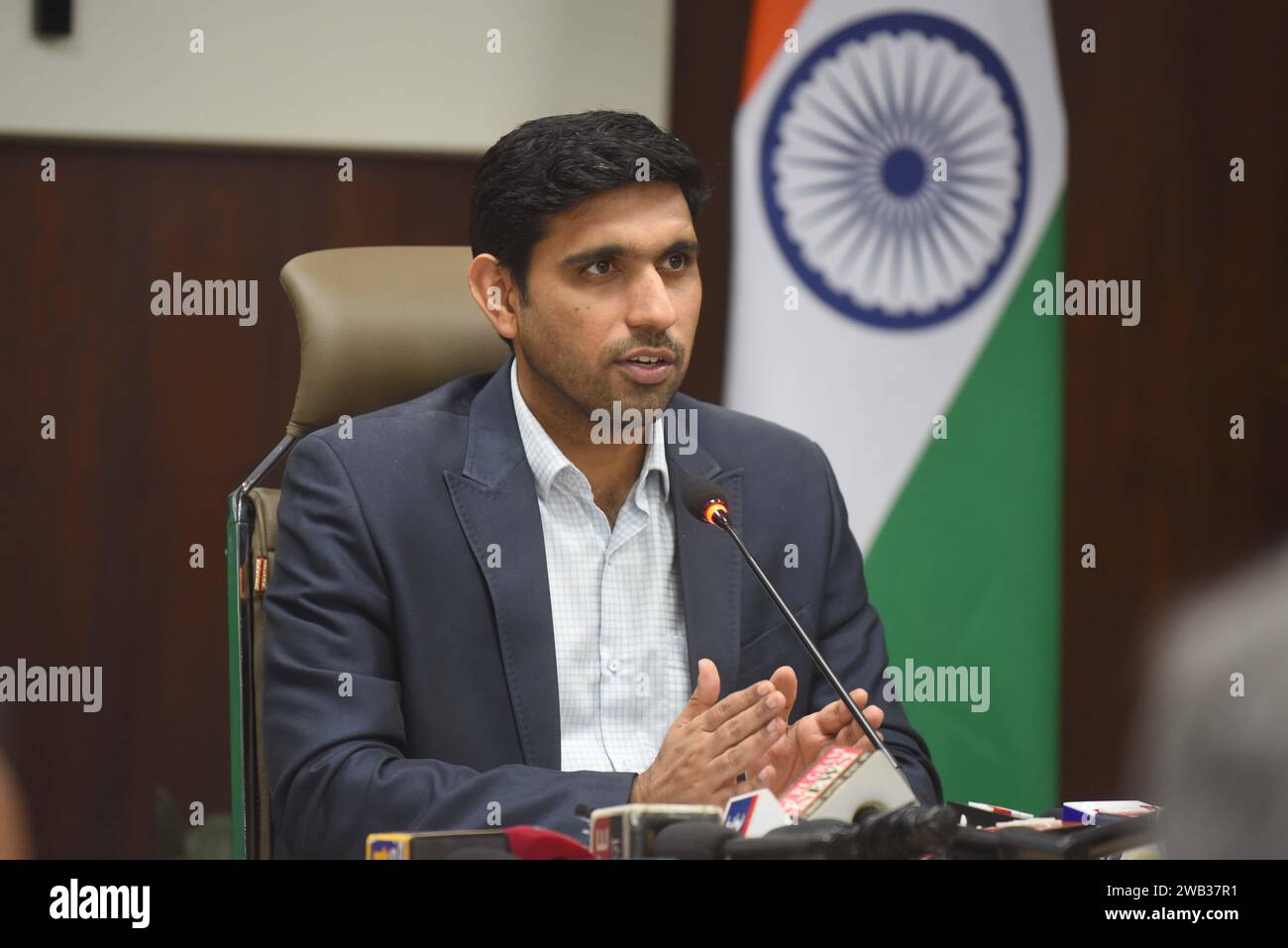 Gurugram, Inde. 02 janvier 2024. GURUGRAM, INDE - JANVIER 2 : le commissaire adjoint, Nishant Kumar Yadav, prononce une conférence de presse sur les projets en cours dans la ville et la planification de 2024, dans la salle de conférence du Mini Secrétariat, le 2 janvier 2024 à Gurugram, en Inde. (Photo de Parveen Kumar/Hindustan Times/Sipa USA ) crédit : SIPA USA/Alamy Live News Banque D'Images