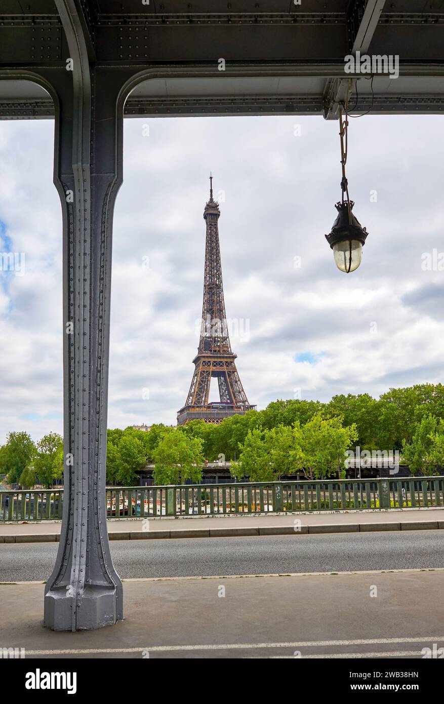 Vue sur la Tour Eiffel depuis le pont Bir Hakeim, Paris Banque D'Images