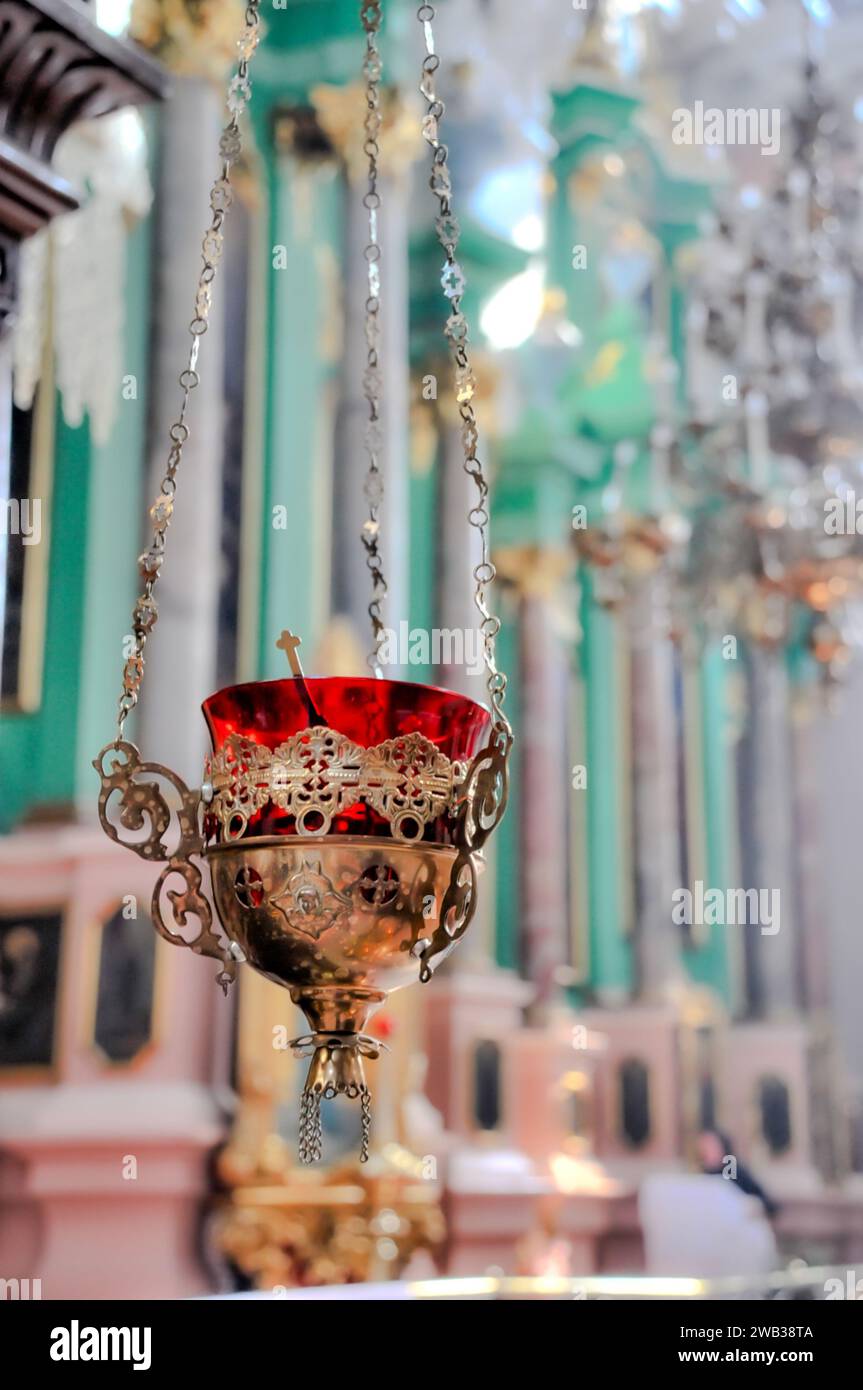 Lampe de veillée suspendue complexe dans l'église orthodoxe du Saint-Esprit, Vilnius, Lituanie Banque D'Images