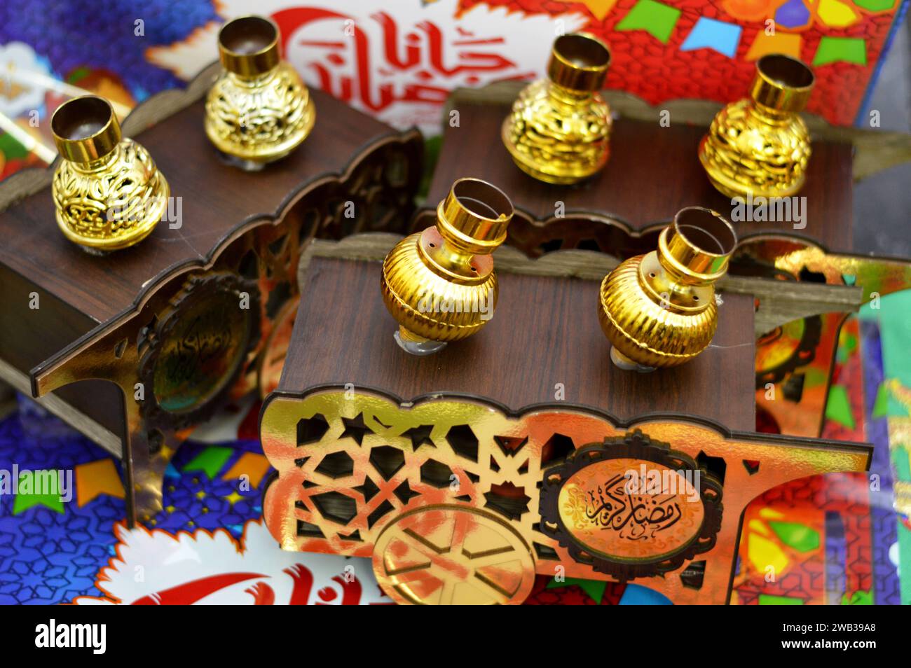 Traduction du texte arabe (Ramadan Kareem ou Happy Generous Ramadan), chariot de fava décoratif Ramadan avec récipient de pot de haricots et lampe Fanous lan Banque D'Images