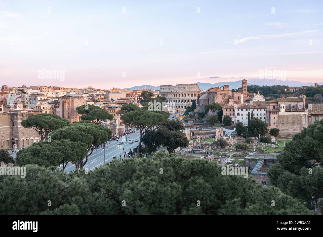 Rome, Colisée (Colosseo), Forums impériaux (Fori Imperiali) et vue panoramique aérienne de la ville antique. Via dei Fori Imperiali (Imperiali Forums impériaux str Banque D'Images