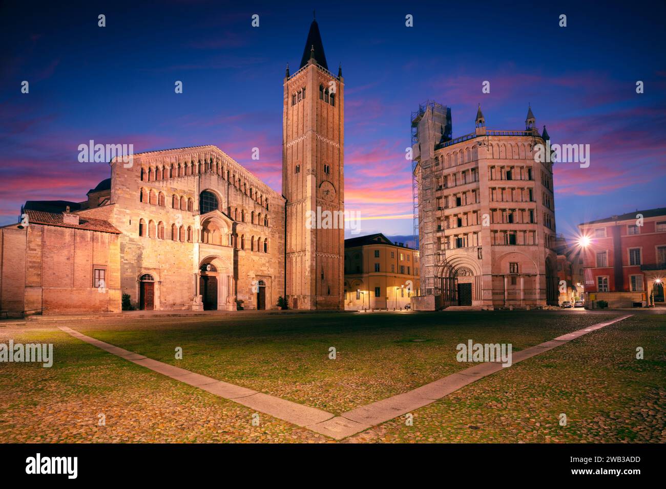 Parme, Italie. Image de paysage urbain de la vieille ville de Parme, Italie au beau lever du soleil d'automne. Banque D'Images