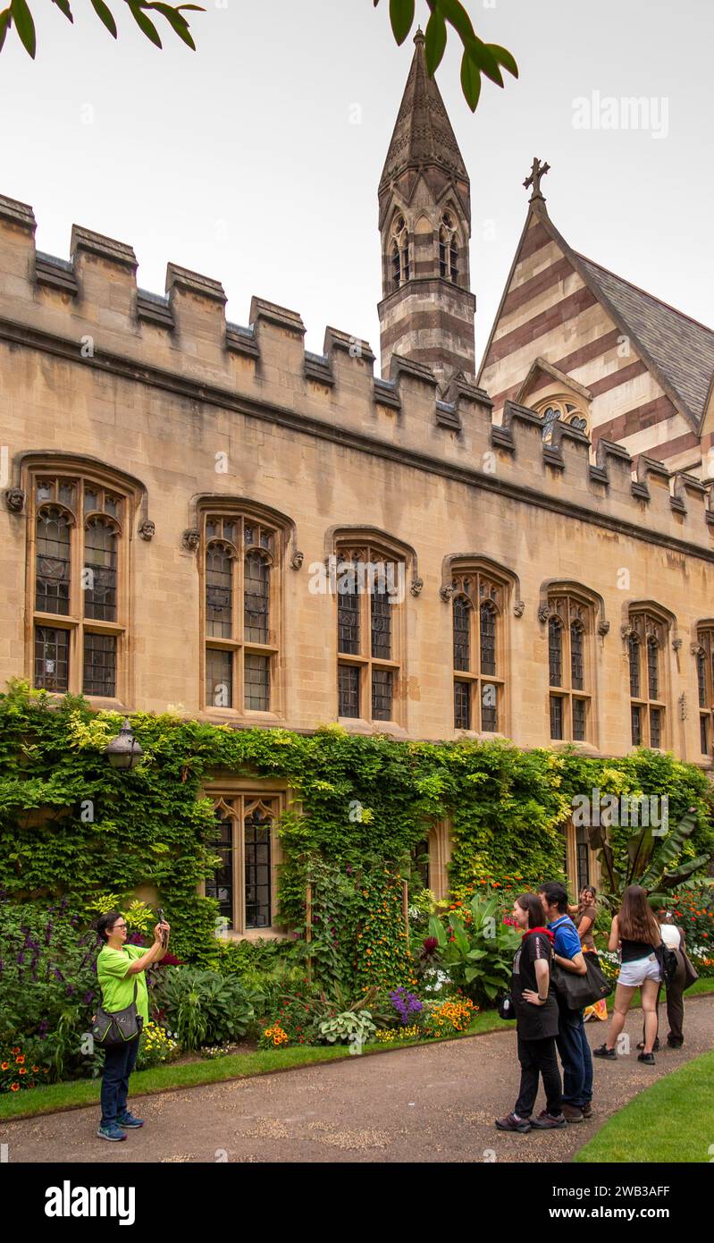 Royaume-Uni, Angleterre, Oxfordshire, Oxford, Balliol College, front Quadrangle, visiteurs à C15th Old Common Room et Bibliothèque Banque D'Images