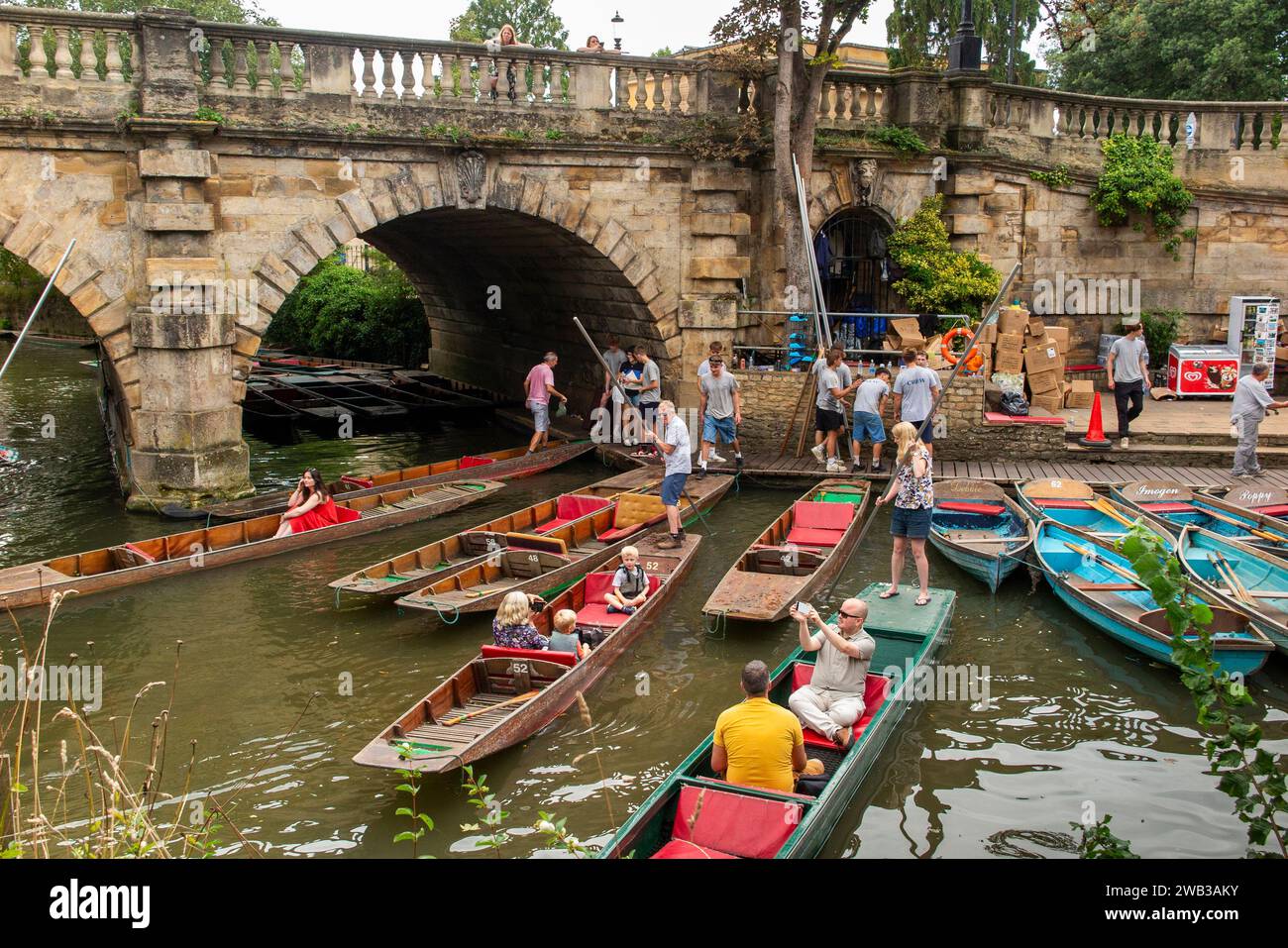 Royaume-Uni, Angleterre, Oxfordshire, Oxford, Magdalen Bridge, location de punt et bateau à rames sur la rivière Cherwell Banque D'Images