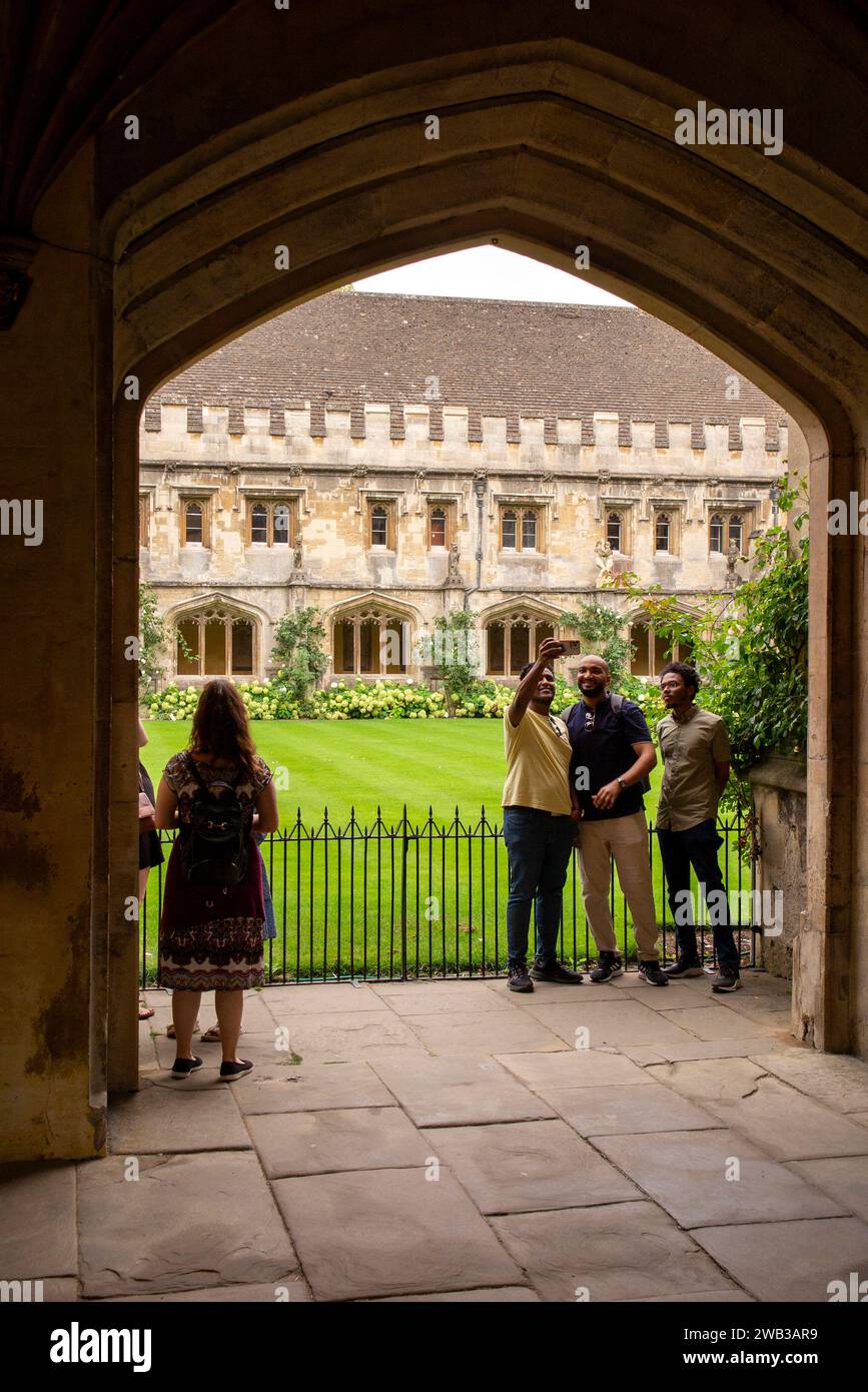 Royaume-Uni, Angleterre, Oxfordshire, Oxford, Magdalen College, visiteurs regardant du cloître C15ème à Great Quadrangle Lawn Banque D'Images