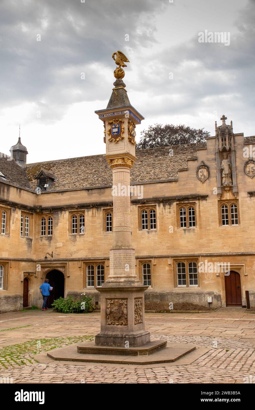 Royaume-Uni, Angleterre, Oxfordshire, Oxford, Corpus Christi College Front Quadrangle et 1581 Pelican Sundial Banque D'Images Royaume-Uni, Angleterre, Oxfordshire, Oxford, Corpus Christi College Front Quadrangle et 1581 Pelican Sundial Banque D'Images