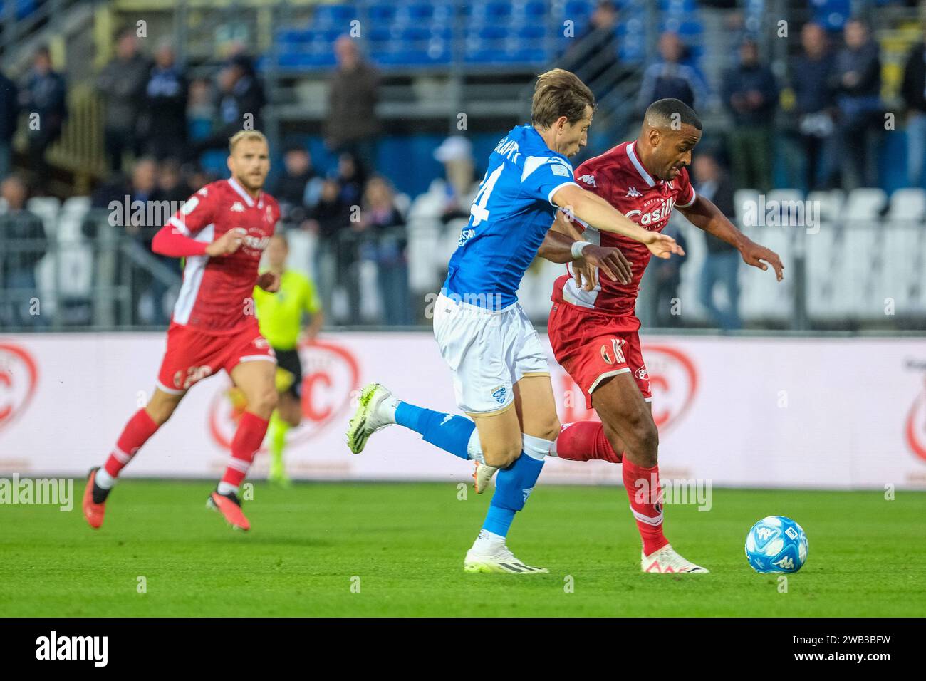 Davide Diaw de SSC Bari a opposé Massimiliano Mangraviti de Brescia Calcio FC lors du match de championnat italien de football de Serie B entre Bresci Banque D'Images