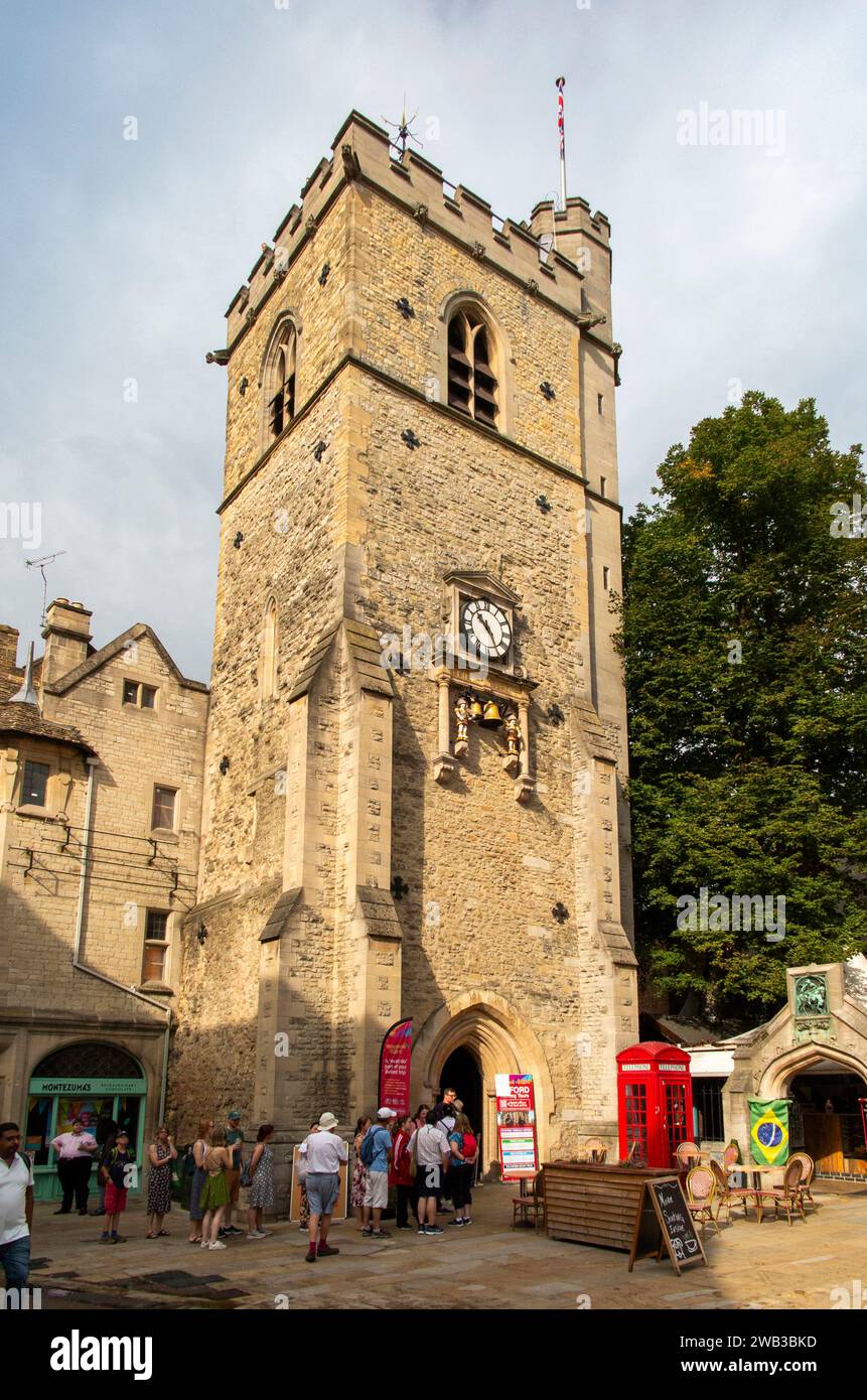 Royaume-Uni, Angleterre, Oxfordshire, Oxford, Queen Street, tour Carfax, vestiges de l’église médiévale St Martin Banque D'Images