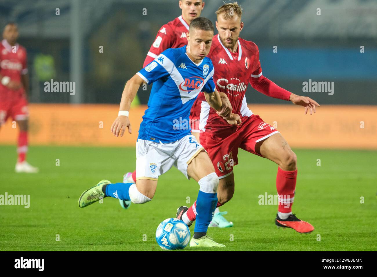 Fabrizio Paghera de Brescia Calcio FC a contrasté Giuseppe Sibilli de SSC Bari lors du match de championnat italien de football de Serie B entre Brescia Banque D'Images