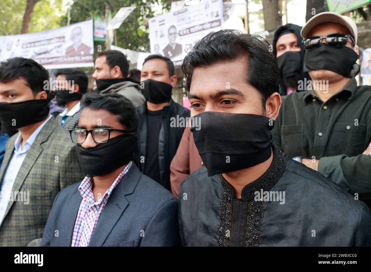 Dhaka, Bangladesh. 08 janvier 2024. Des membres du parti Bangladesh Gono Odhikar Parishad portant des bandes noires participent à une manifestation pour condamner les élections générales, à Dhaka le 8 janvier 2024. La première ministre bangladaise Sheikh Hasina a remporté un cinquième mandat au pouvoir et son parti a remporté les trois quarts des sièges au Parlement. Photo de Suvra Kanti Das/ABACAPRESS.COM crédit : Abaca Press/Alamy Live News Banque D'Images