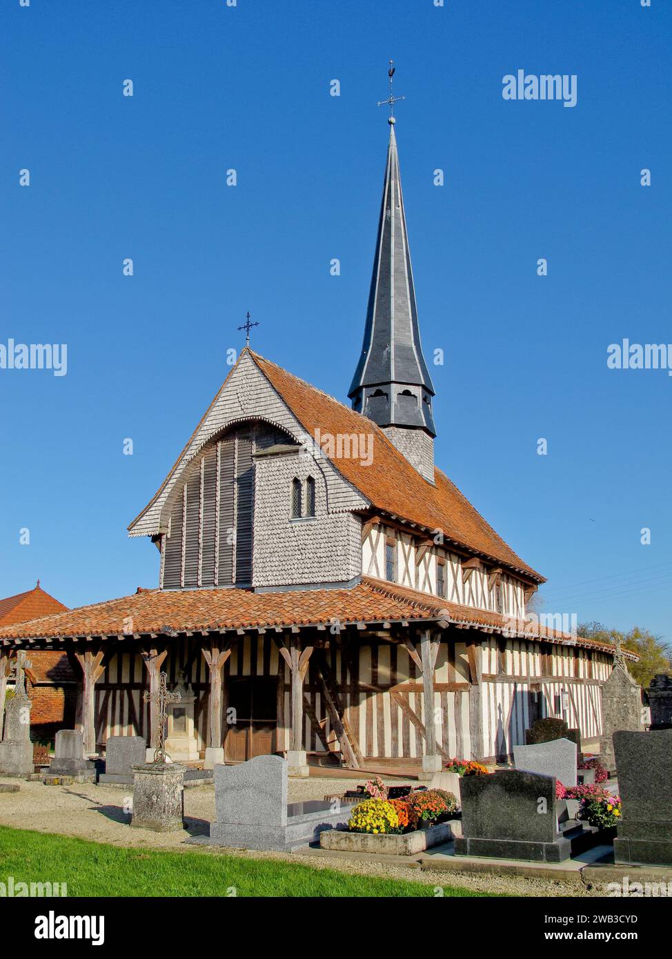 Église et cimetière typiques à pans de bois à Bailly-le-Franc dans le département de l'Aube, région Grand-est, France Banque D'Images
