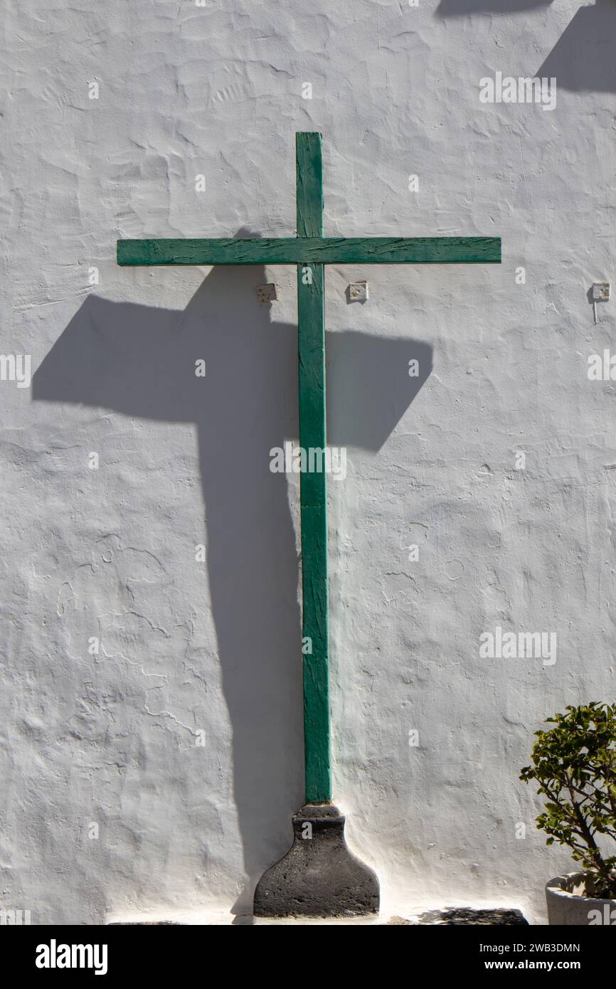 Traversez la vieille ville avec une architecture blanche traditionnelle. Temps ensoleillé au printemps. Ville historique Teguise, Lanzarote, Îles Canaries, Espagne. Banque D'Images