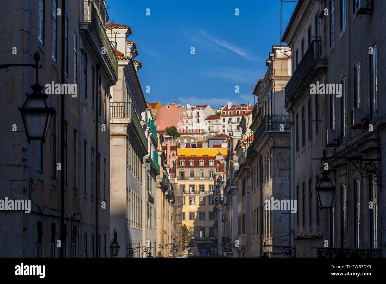 Vue du centre-ville de Lisbonne sur les quartiers Baixa et Alfama de la rue étroite au Portugal. Banque D'Images