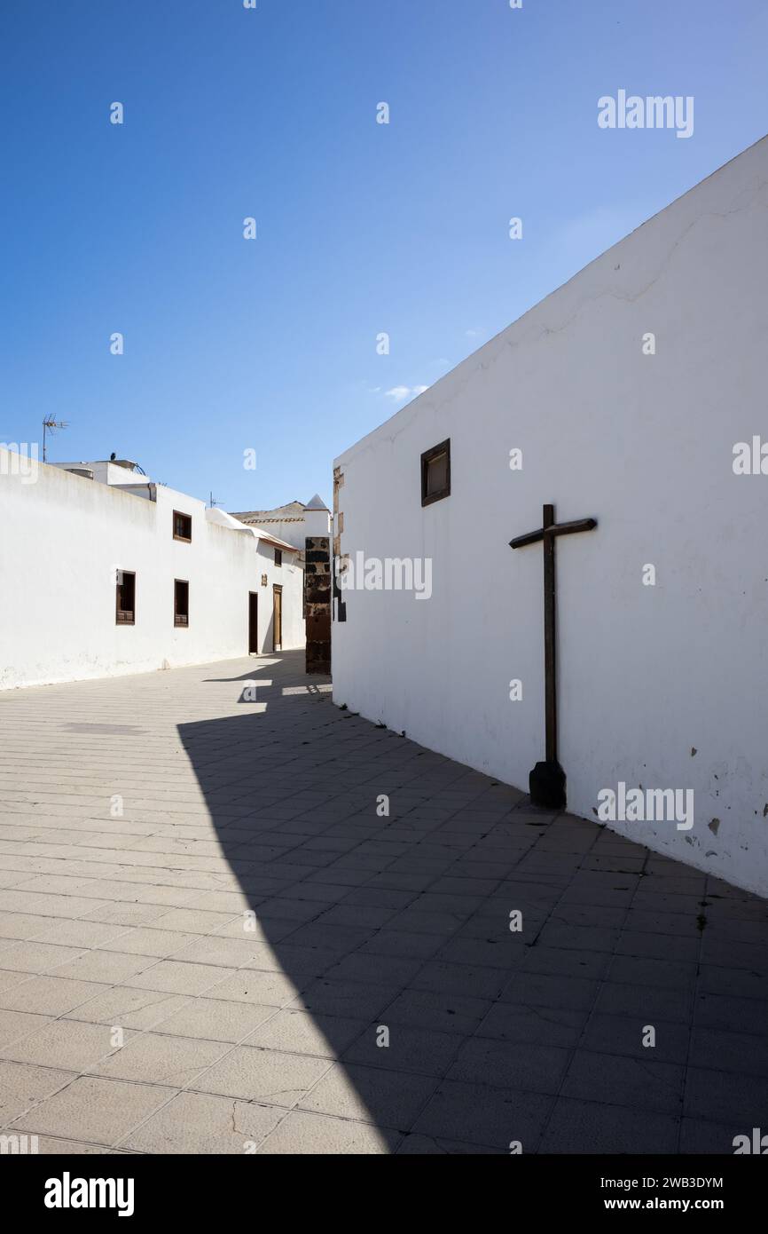 Traversez la vieille ville avec une architecture blanche traditionnelle. Temps ensoleillé au printemps. Ville historique Teguise, Lanzarote, Îles Canaries, Espagne. Banque D'Images