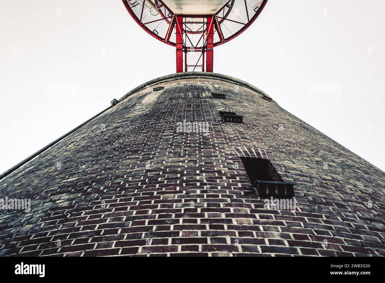 Un plan en angle bas d'une tour de bâtiment en pierre avec le ciel en toile de fond Banque D'Images