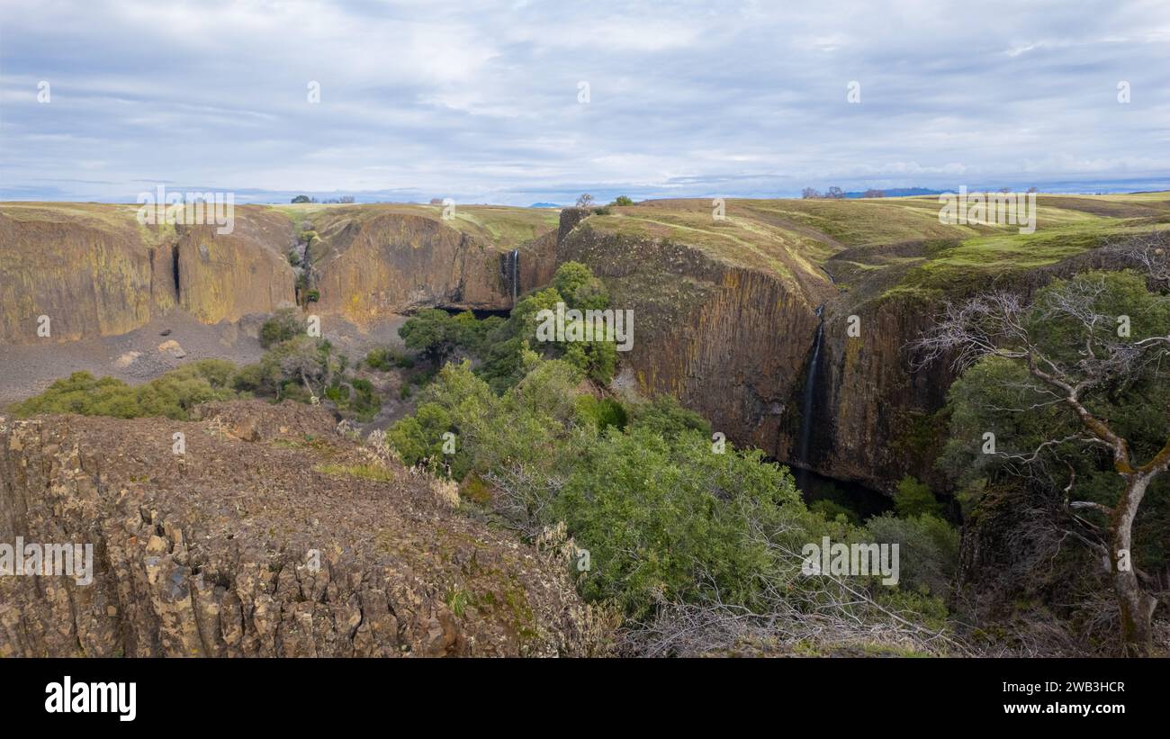 Une vue panoramique d'un canyon depuis la perspective intérieure, capturant l'immensité des parois du canyon et les profondeurs en contrebas Banque D'Images