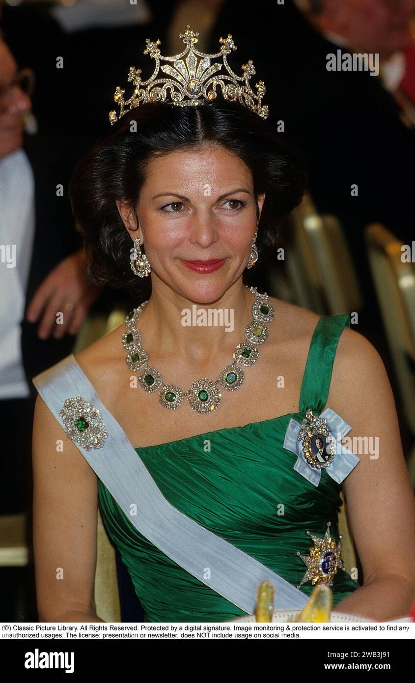 Reine Silvia de Suède. Épouse de l'actuel roi de Suède, Carl XVI Gustaf. Photo 1987 au dîner Nobel portant la diadème de la reine Sophia. Des sources plus anciennes disent que la reine Sophia, l'épouse d'Oscar II et jusqu'à ce que la reine Silvia la dépasse en 2011, la consort la plus ancienne de l'histoire suédoise - l'avait fait à partir d'un certain nombre de diamants en vrac en sa possession, mais comme le regretté historien de l'art Göran Alm, qui a été pendant de nombreuses années à la tête de la bibliothèque Bernadotte, a été le premier à souligner qu’elle figure dans l’inventaire des possessions du roi Carl XV dressé après sa mort en 1872, mais est répertoriée parmi les objets Banque D'Images