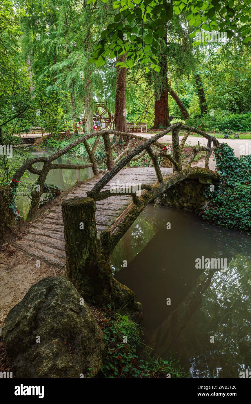 Amboise, France - 12 août 2023 : le jardin d'un château du Clos Luce, qui fut pendant les trois dernières années de sa vie la maison de Léonard de Vinci. Banque D'Images