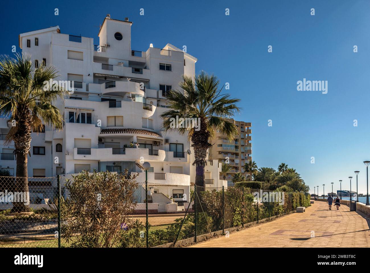 Appartements dans l'urbanisation de la Manga, une icône touristique de 24 kilomètres baignée par deux mers, Méditerranée et Mar Menor dans la région de Murcie, Espagne Banque D'Images