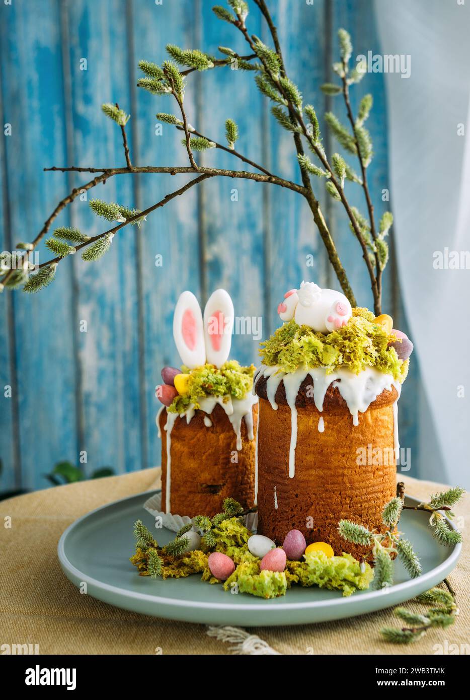 Paska - le pain sucré de la veille de Pâques avec glaçage décoré avec la vie de 'son' agréable. Dessert populaire pendant les vacances de Pâques orthodoxes de l'est. Ancien Banque D'Images