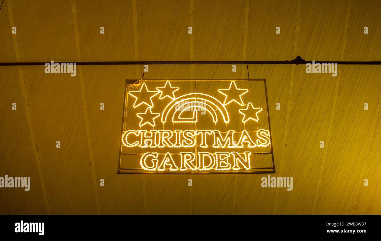 Mainau, Allemagne - 27 décembre 2023 : un jardin de Noël est un événement de Noël avec de belles créations lumineuses et illuminations sur l'île de Mainau Banque D'Images Mainau, Allemagne - 27 décembre 2023 : un jardin de Noël est un événement de Noël avec de belles créations lumineuses et illuminations sur l'île de Mainau Banque D'Images