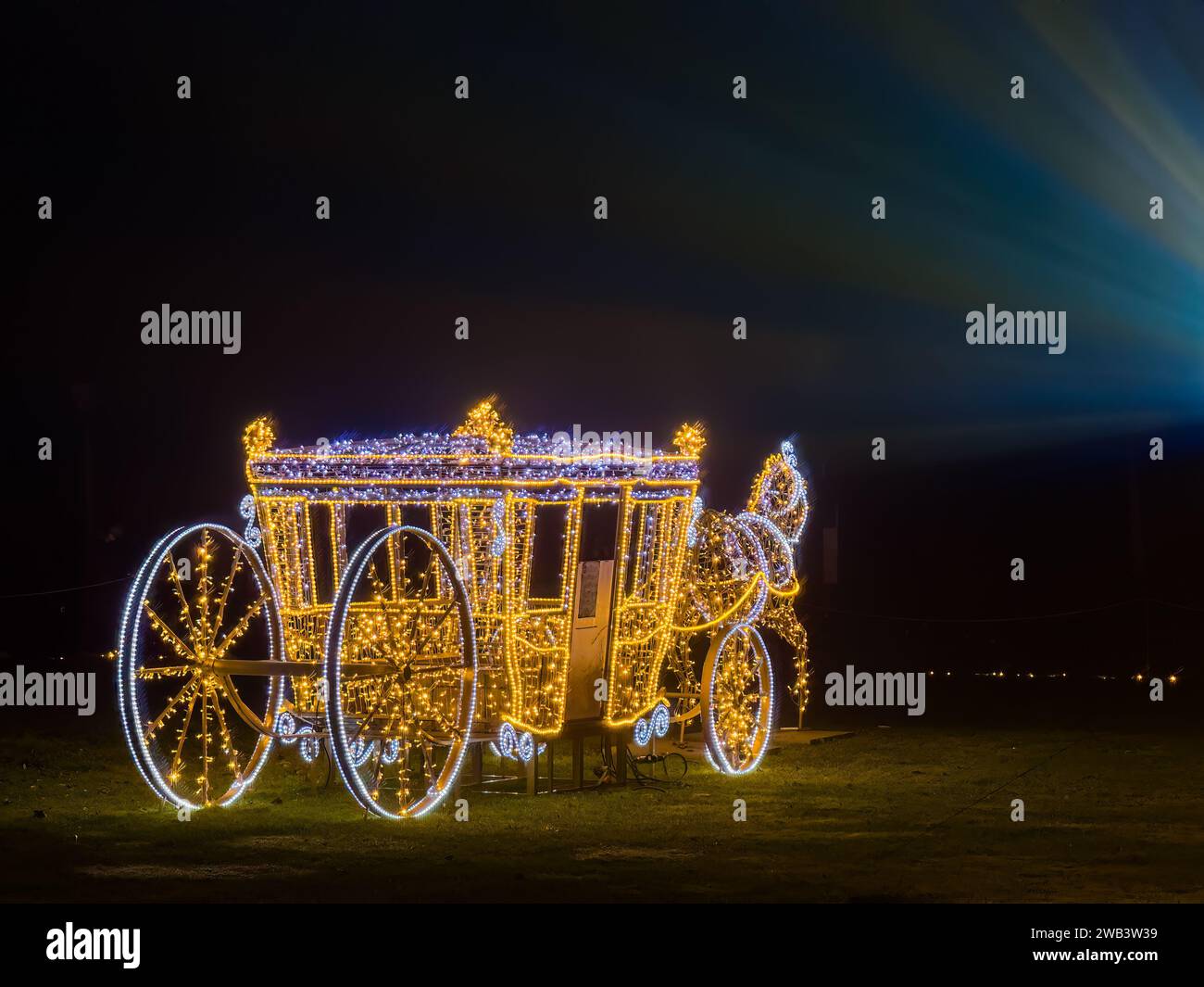 Mainau, Allemagne - 27 décembre 2023 : un jardin de Noël est un événement de Noël avec de belles créations lumineuses et illuminations sur l'île de Mainau Banque D'Images Mainau, Allemagne - 27 décembre 2023 : un jardin de Noël est un événement de Noël avec de belles créations lumineuses et illuminations sur l'île de Mainau Banque D'Images