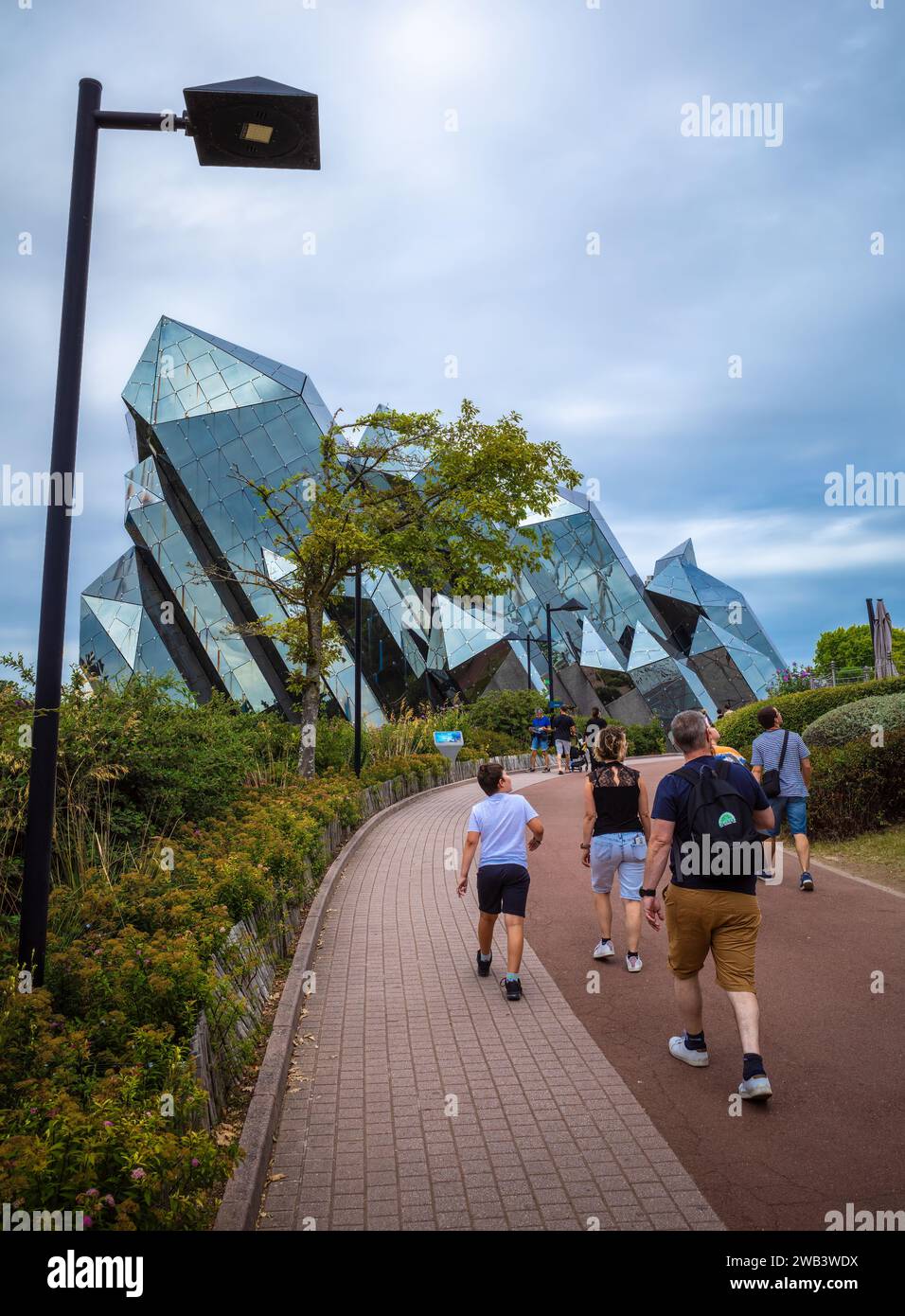 Poitiers, France - 14 août 2023 : le Futuroscope est un parc à thème en France qui traite des technologies médiatiques du futur. Il est situé dans C Banque D'Images