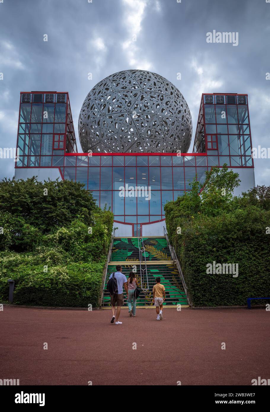 Poitiers, France - 14 août 2023 : le Futuroscope est un parc à thème en France qui traite des technologies médiatiques du futur. Il est situé dans C Banque D'Images